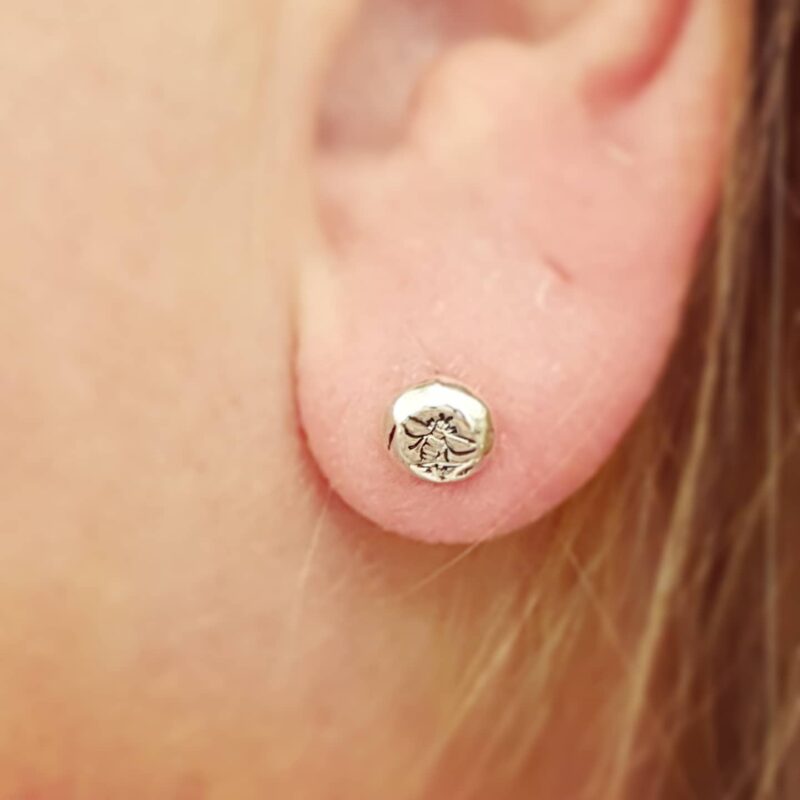 bee pebble studs