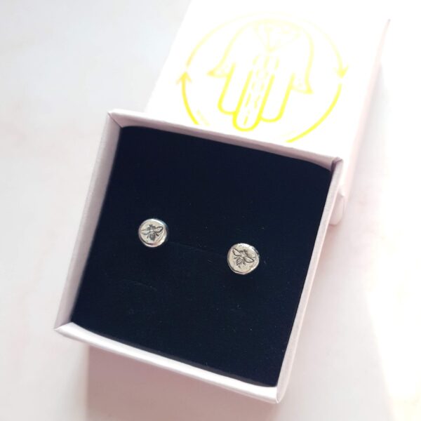 bee pebble studs