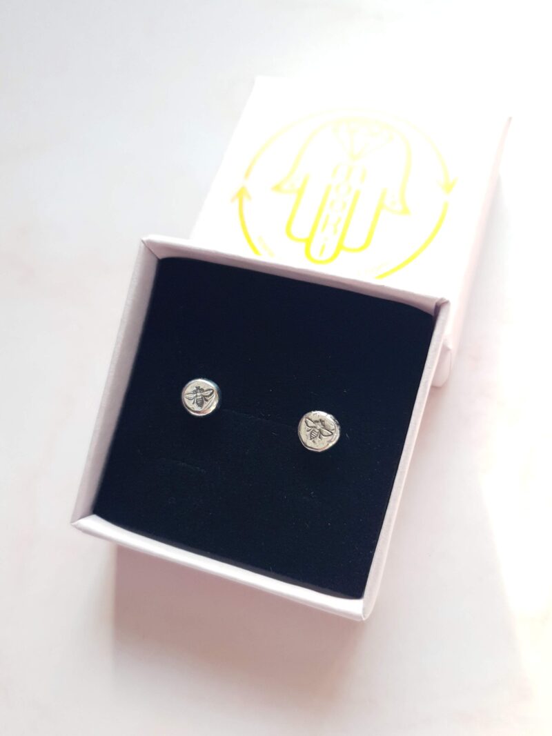 bee pebble studs