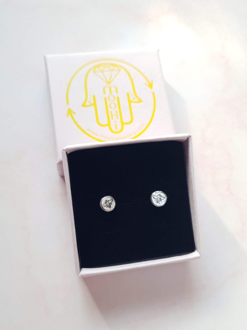 bee pebble studs