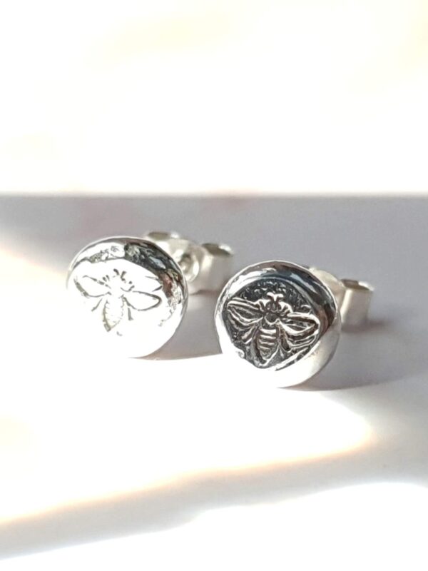 bee pebble studs